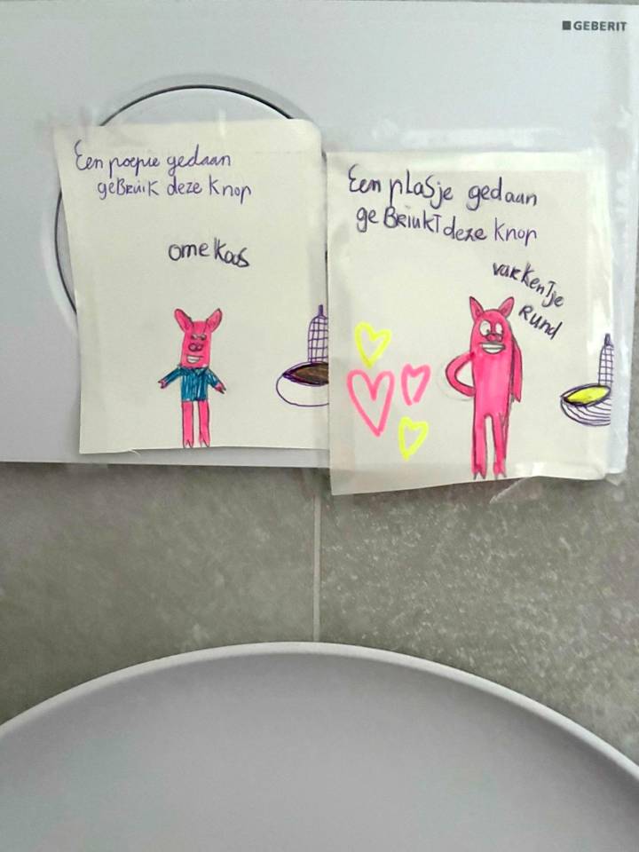 Foto van Vivièn heeft een gebruiksaanwijzing gemaakt hoe je de wc moet doorspoelen. Superhandig want zo kunnen we samen een boel water besparen.